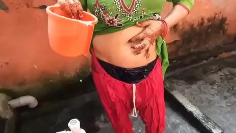 hindi picture nangi aurat bathing outdoor