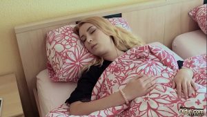 sex vefeo  gets her pussy fucked hard